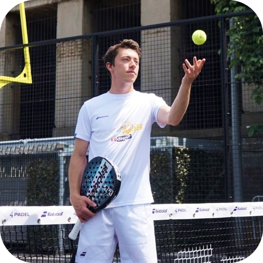 Clément Filho, raquette de padel en main