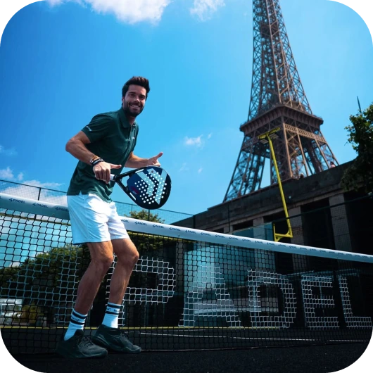 Jules Marie sur un terrain de padel devant la tour Eiffel
